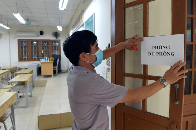  Phun khử khuẩn các điểm thi tại Hà Nội để chuẩn bị thi tốt nghiệp THPT giữa tâm dịch Covid-19 - Ảnh 7.