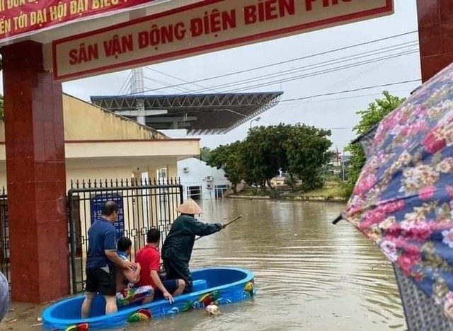 Mưa lớn trong nhiều giờ, TP. Điện Biên Phủ ngập trong biển nước - Ảnh 8.