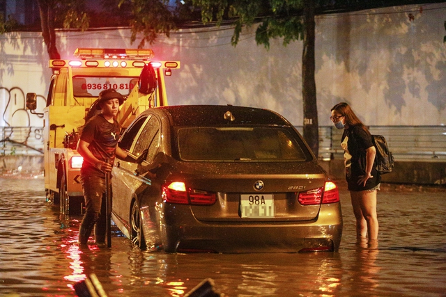  [ẢNH] Người Sài Gòn khổ sở trong biển nước, Mercedes, Audi nằm dài chờ cứu hộ từ đêm tới sáng - Ảnh 2.