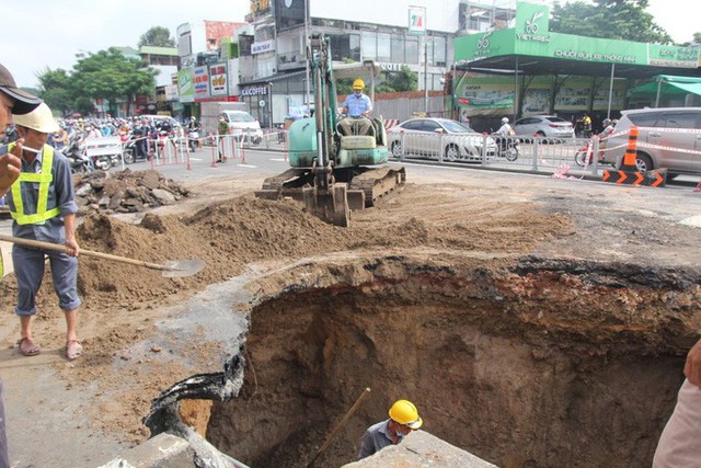  Dưới hố sâu vừa xuất hiện ở góc Phan Văn Trị - Nguyễn Oanh, có gì?  - Ảnh 3.