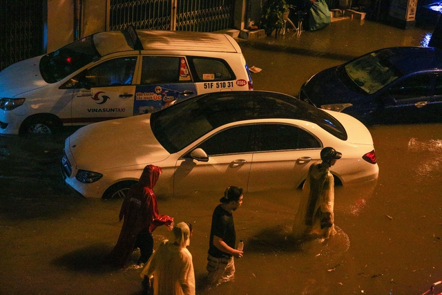  [ẢNH] Người Sài Gòn khổ sở trong biển nước, Mercedes, Audi nằm dài chờ cứu hộ từ đêm tới sáng - Ảnh 4.