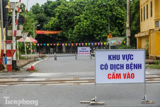 Bên trong khu phố ở Hà Nam bị phong tỏa vì ca mắc COVID-19 - Ảnh 5.