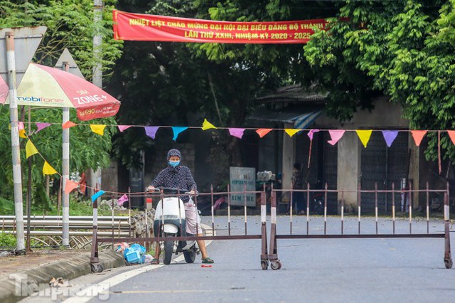 Bên trong khu phố ở Hà Nam bị phong tỏa vì ca mắc COVID-19 - Ảnh 6.