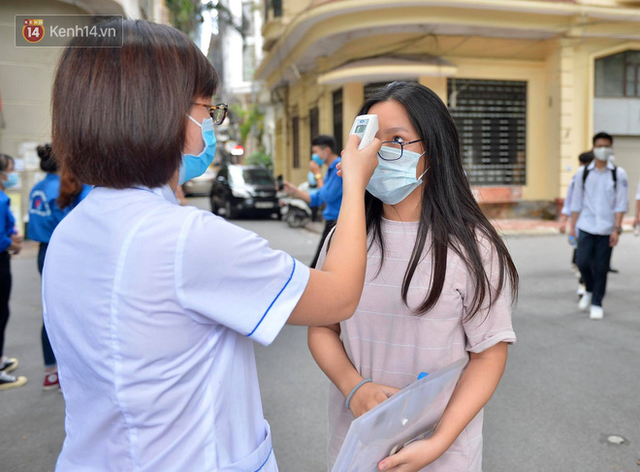 Chùm ảnh kỳ thi chưa từng có trong lịch sử: Thí sinh đeo khẩu trang kín mít, xếp hàng đo thân nhiệt đi thi THPT Quốc gia - Ảnh 2. Chùm ảnh kỳ thi chưa từng có trong lịch sử: Thí sinh đeo khẩu trang kín mít, xếp hàng đo thân nhiệt đi thi THPT Quốc gia - Ảnh 2.