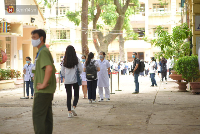 Chùm ảnh kỳ thi chưa từng có trong lịch sử: Thí sinh đeo khẩu trang kín mít, xếp hàng đo thân nhiệt đi thi THPT Quốc gia - Ảnh 6. Chùm ảnh kỳ thi chưa từng có trong lịch sử: Thí sinh đeo khẩu trang kín mít, xếp hàng đo thân nhiệt đi thi THPT Quốc gia - Ảnh 6.