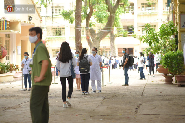 Chùm ảnh kỳ thi chưa từng có trong lịch sử: Thí sinh đeo khẩu trang kín mít, xếp hàng đo thân nhiệt đi thi THPT Quốc gia - Ảnh 6.