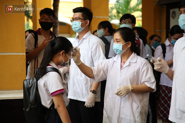Chùm ảnh kỳ thi chưa từng có trong lịch sử: Thí sinh đeo khẩu trang kín mít, xếp hàng đo thân nhiệt đi thi THPT Quốc gia - Ảnh 7. Chùm ảnh kỳ thi chưa từng có trong lịch sử: Thí sinh đeo khẩu trang kín mít, xếp hàng đo thân nhiệt đi thi THPT Quốc gia - Ảnh 7.
