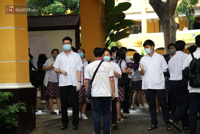 Chùm ảnh kỳ thi chưa từng có trong lịch sử: Thí sinh đeo khẩu trang kín mít, xếp hàng đo thân nhiệt đi thi THPT Quốc gia - Ảnh 8. Chùm ảnh kỳ thi chưa từng có trong lịch sử: Thí sinh đeo khẩu trang kín mít, xếp hàng đo thân nhiệt đi thi THPT Quốc gia - Ảnh 8.