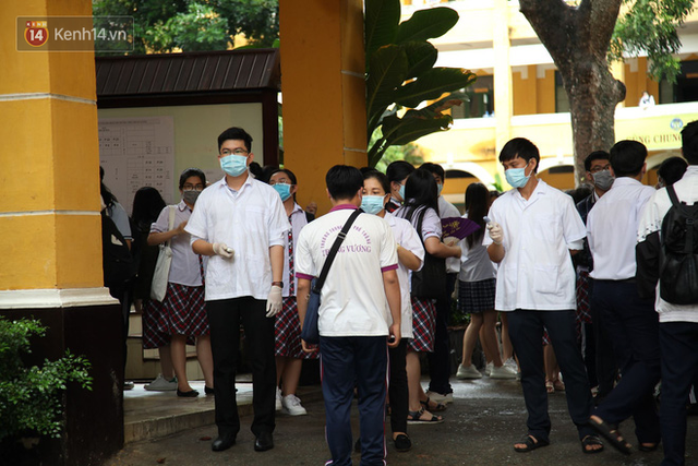 Chùm ảnh kỳ thi chưa từng có trong lịch sử: Thí sinh đeo khẩu trang kín mít, xếp hàng đo thân nhiệt đi thi THPT Quốc gia - Ảnh 8.