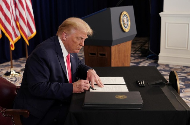  Thách thức quốc hội, Tổng thống Trump ký sắc lệnh cứu trợ Covid-19 mới  - Ảnh 1.