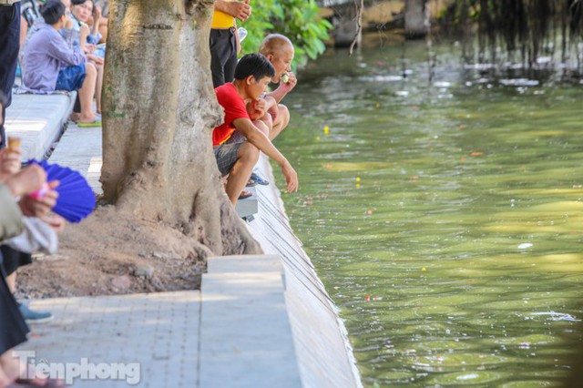 Cận cảnh vòng cung bờ kè khối bê tông khổng lồ vừa kết nối ở Hồ Gươm - Ảnh 11.