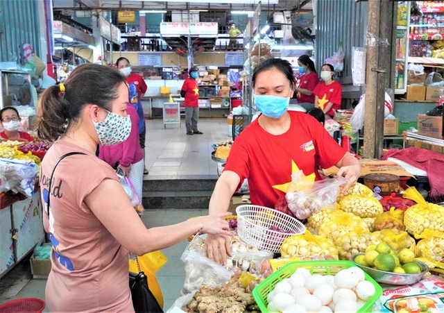 Chùm ảnh dễ thương trong tâm dịch Covid-19: 1.500 tiểu thương đồng loạt mặc áo “Đà Nẵng ơi, cố lên! và thả tim cho các y bác sĩ - Ảnh 17.