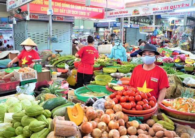 Chùm ảnh dễ thương trong tâm dịch Covid-19: 1.500 tiểu thương đồng loạt mặc áo “Đà Nẵng ơi, cố lên! và thả tim cho các y bác sĩ - Ảnh 4.