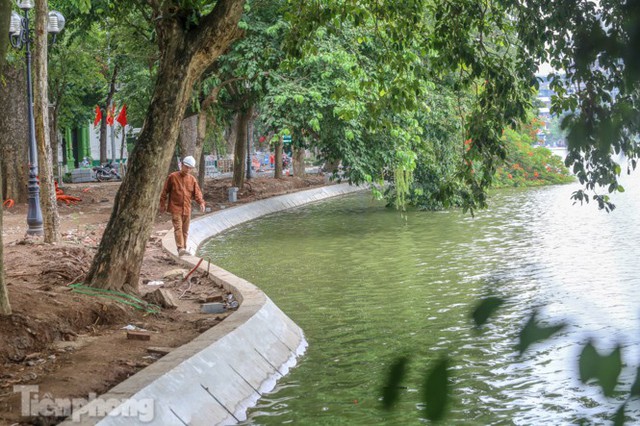 Cận cảnh vòng cung bờ kè khối bê tông khổng lồ vừa kết nối ở Hồ Gươm - Ảnh 6.