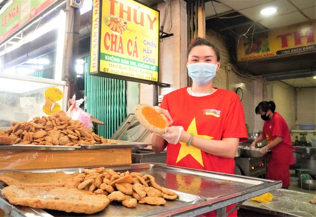 Chùm ảnh dễ thương trong tâm dịch Covid-19: 1.500 tiểu thương đồng loạt mặc áo “Đà Nẵng ơi, cố lên! và thả tim cho các y bác sĩ - Ảnh 6.