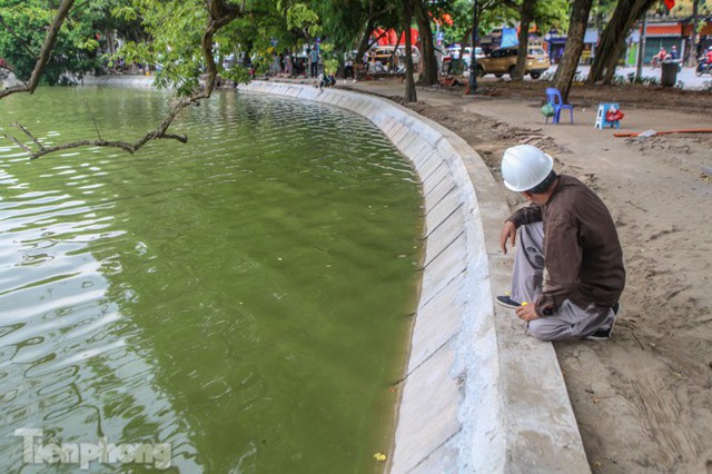 Cận cảnh vòng cung bờ kè khối bê tông khổng lồ vừa kết nối ở Hồ Gươm - Ảnh 9.