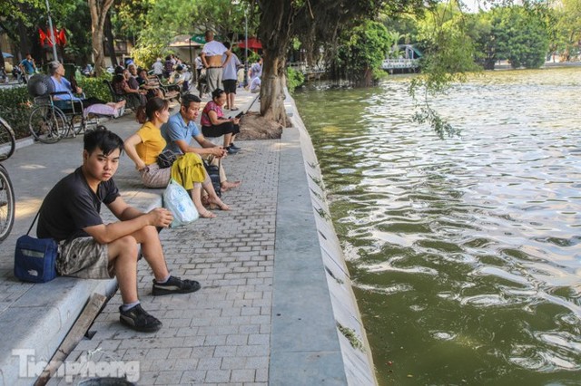 Cận cảnh vòng cung bờ kè khối bê tông khổng lồ vừa kết nối ở Hồ Gươm - Ảnh 10.