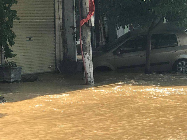 Đường ống nước sạch vỡ, quốc lộ và nhà dân ở TP Vinh ngập trong nước - Ảnh 4.