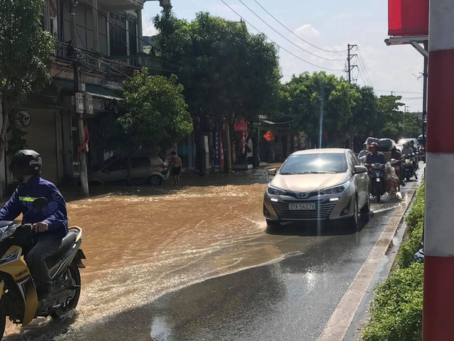 Đường ống nước sạch vỡ, quốc lộ và nhà dân ở TP Vinh ngập trong nước - Ảnh 5.