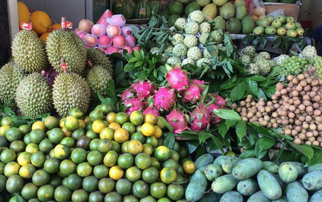 Hoa quả tươi tăng giá trước ngày lễ Vu Lan, thực phẩm chay vào mùa - Ảnh 1.