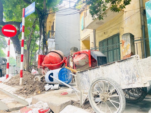 Nhiều phố Hà Nội chưa hạ ngầm theo quy định vẫn vô tư lát đá vỉa hè  - Ảnh 1.