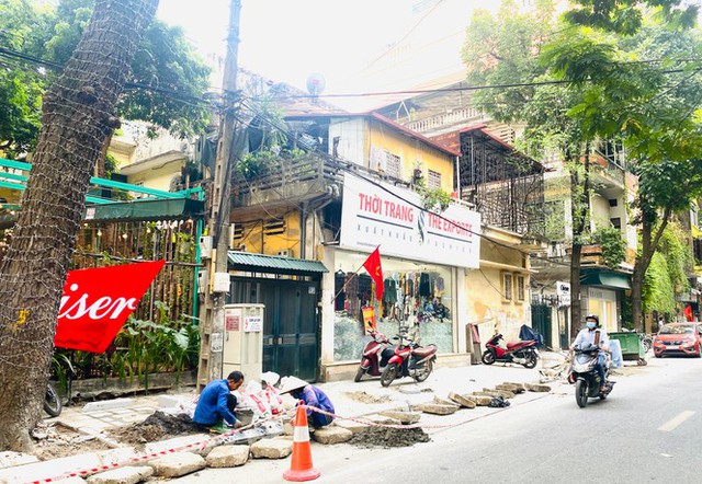 Nhiều phố Hà Nội chưa hạ ngầm theo quy định vẫn vô tư lát đá vỉa hè  - Ảnh 2.