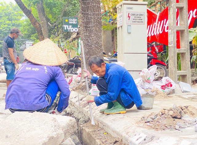 Nhiều phố Hà Nội chưa hạ ngầm theo quy định vẫn vô tư lát đá vỉa hè  - Ảnh 3.