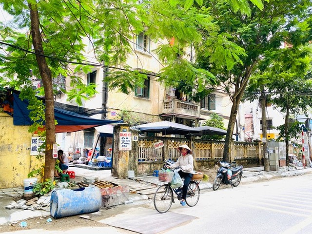 Nhiều phố Hà Nội chưa hạ ngầm theo quy định vẫn vô tư lát đá vỉa hè  - Ảnh 4.