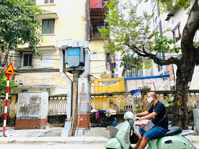 Nhiều phố Hà Nội chưa hạ ngầm theo quy định vẫn vô tư lát đá vỉa hè  - Ảnh 5.