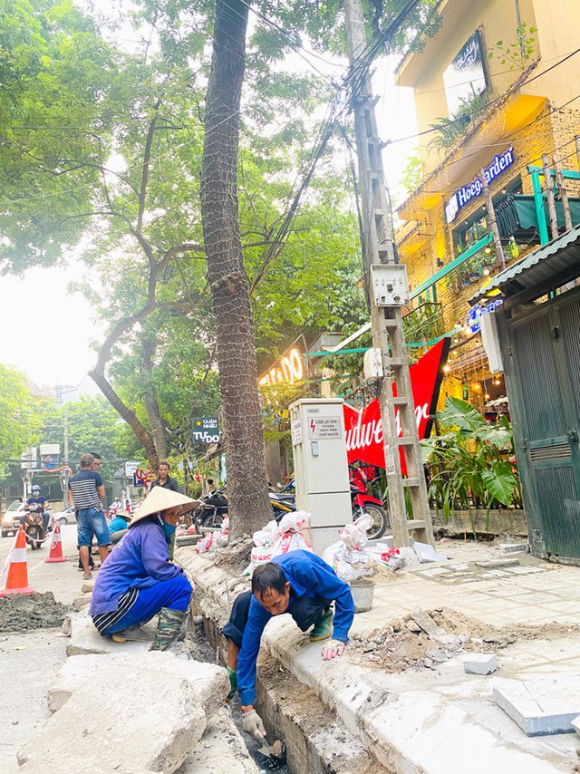 Nhiều phố Hà Nội chưa hạ ngầm theo quy định vẫn vô tư lát đá vỉa hè  - Ảnh 7.
