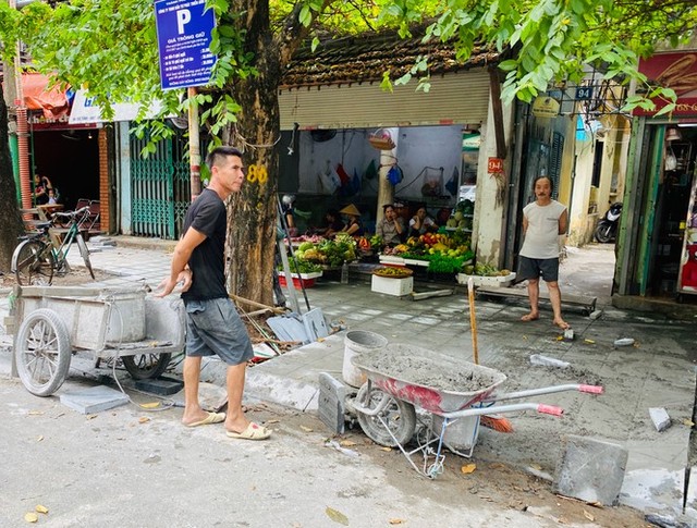 Nhiều phố Hà Nội chưa hạ ngầm theo quy định vẫn vô tư lát đá vỉa hè  - Ảnh 8.