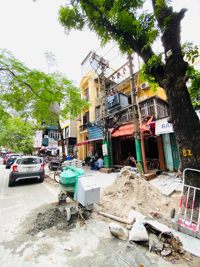 Nhiều phố Hà Nội chưa hạ ngầm theo quy định vẫn vô tư lát đá vỉa hè  - Ảnh 9.