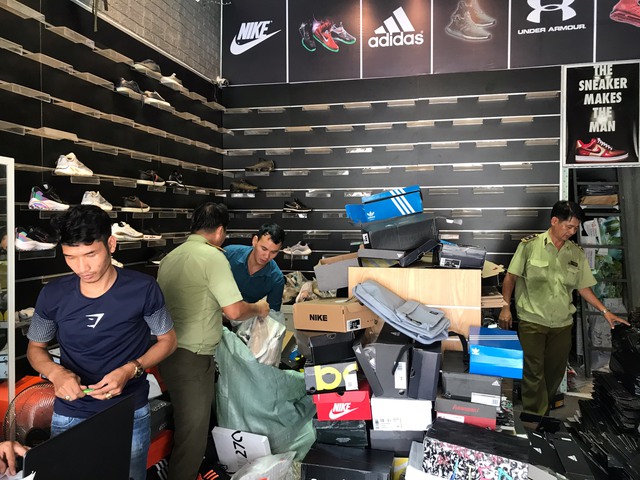 Phát hiện 480 đôi giày có dấu hiệu giả mạo nhãn hiệu Adidas, Nike - Ảnh 1.