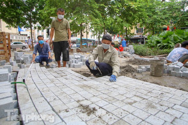 Vỉa hè hồ Hoàn Kiếm tăng tốc lát đá, chỉnh trang vườn hoa - Ảnh 1.