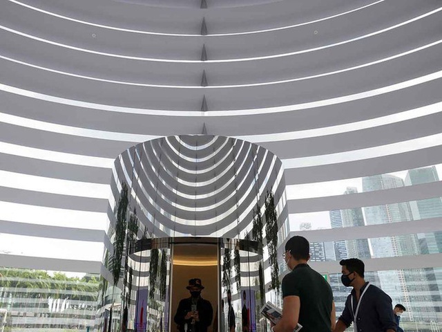 Tham quan Apple Store hình cầu nổi trên mặt nước vừa mới được khai trương tại Singapore - Ảnh 11.