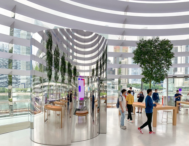 Tham quan Apple Store hình cầu nổi trên mặt nước vừa mới được khai trương tại Singapore - Ảnh 10.