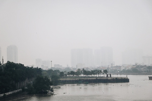 Ảnh: Tòa nhà Landmark81 mất tích trong sương mù, trời Sài Gòn se se lạnh vào sáng đầu tuần - Ảnh 12.