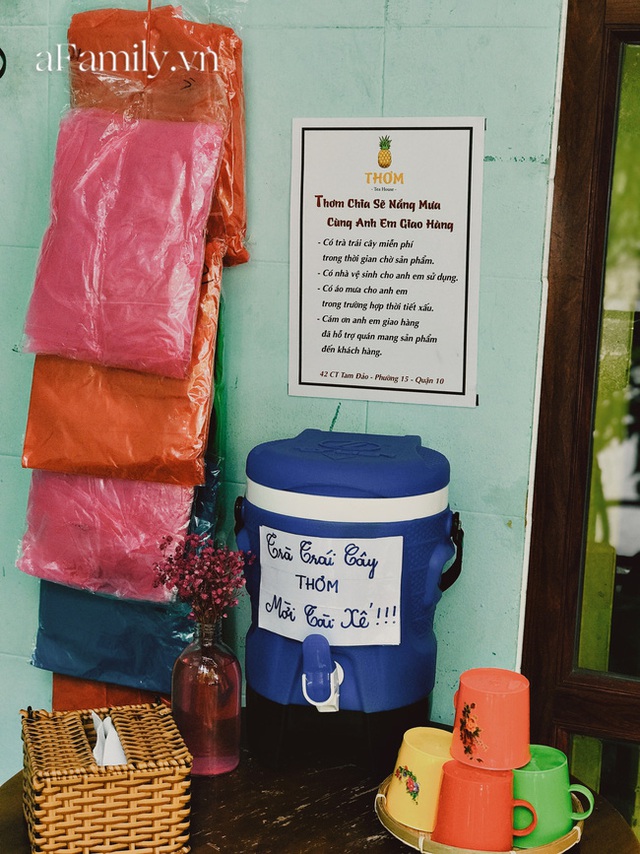 Một tiệm trà ở Sài Gòn treo biển chia sẻ nắng mưa cùng shipper: Miễn phí trà trái cây, cho sử dụng toilet miễn phí, tặng áo mưa khi thời tiết xấu - Ảnh 1.