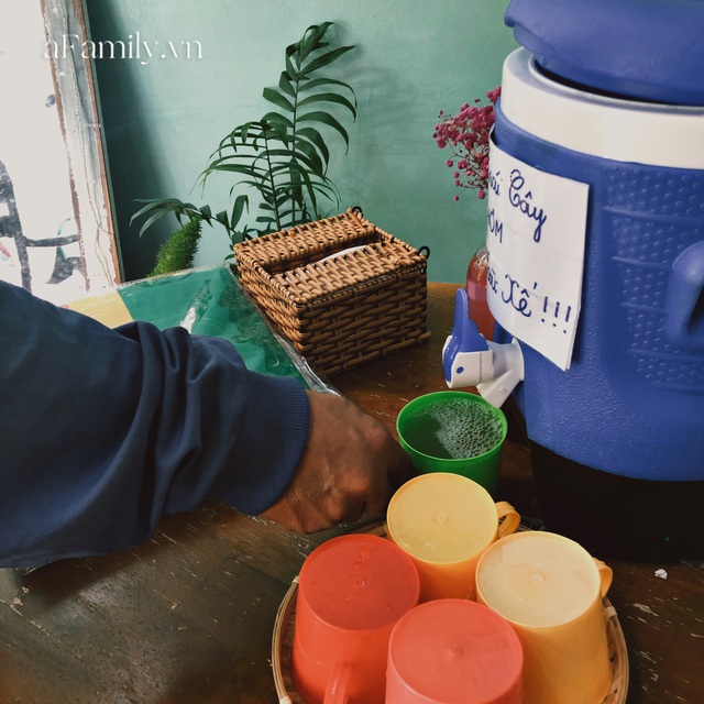Một tiệm trà ở Sài Gòn treo biển chia sẻ nắng mưa cùng shipper: Miễn phí trà trái cây, cho sử dụng toilet miễn phí, tặng áo mưa khi thời tiết xấu - Ảnh 2.