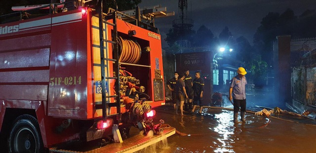  Clip: Công an, dân phòng TP HCM “giải cứu” nhiều phương tiện ngập sâu sau trận mưa kéo dài  - Ảnh 4.