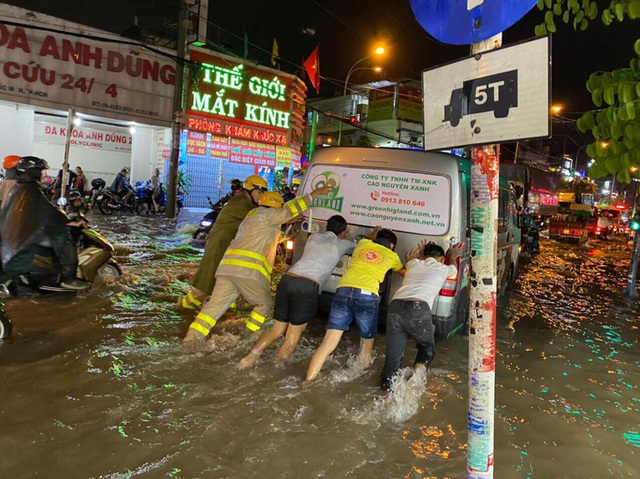 Clip: Công an, dân phòng TP HCM “giải cứu” nhiều phương tiện ngập sâu sau trận mưa kéo dài  - Ảnh 5.