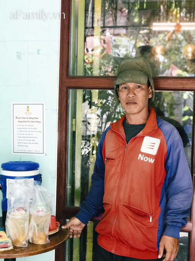 Một tiệm trà ở Sài Gòn treo biển chia sẻ nắng mưa cùng shipper: Miễn phí trà trái cây, cho sử dụng toilet miễn phí, tặng áo mưa khi thời tiết xấu - Ảnh 7.