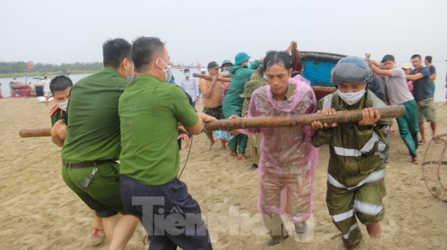 Người dân Đà Nẵng hối hả neo đậu, di dời tàu thuyền chống bão số 5 - Ảnh 2.