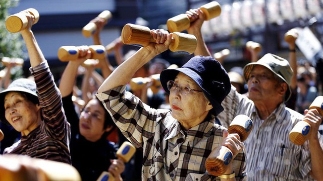 Tại sao người Nhật ăn nhiều bữa, lười tập thể dục mà tuổi thọ liên tục đứng đầu thế giới? Nhìn 3 cách họ uống nước bạn sẽ có ngay câu trả lời - Ảnh 1.