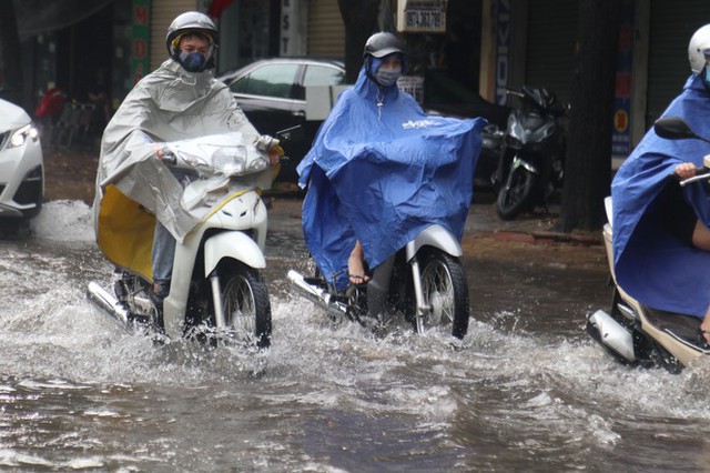 Mưa lớn, nhiều tuyến đường ở thành phố Vinh ngập sâu - Ảnh 2.