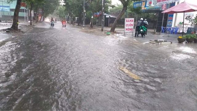  Chùm ảnh trước bão: Đà Nẵng mưa xối xả ngập đường, sấm sét vang trời  - Ảnh 12.