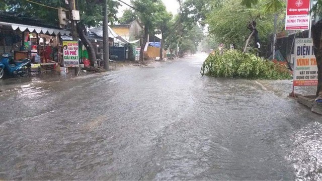  Chùm ảnh trước bão: Đà Nẵng mưa xối xả ngập đường, sấm sét vang trời  - Ảnh 13.