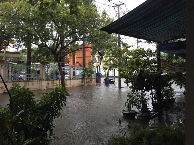  Chùm ảnh trước bão: Đà Nẵng mưa xối xả ngập đường, sấm sét vang trời  - Ảnh 14.