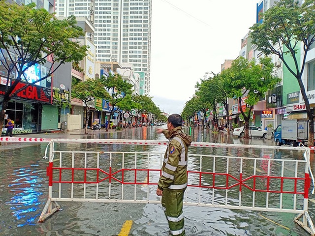  Chùm ảnh trước bão: Đà Nẵng mưa xối xả ngập đường, sấm sét vang trời  - Ảnh 15.