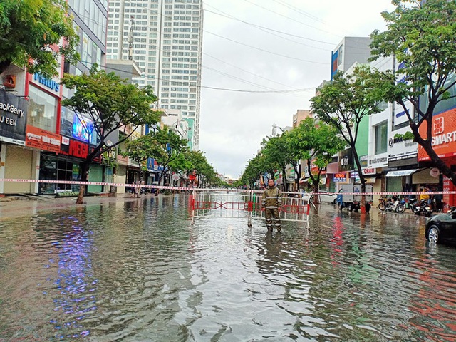  Chùm ảnh trước bão: Đà Nẵng mưa xối xả ngập đường, sấm sét vang trời  - Ảnh 16.